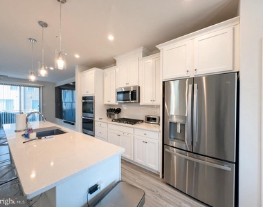 7012 Gladebrook Road - Photo Thumbnail 8