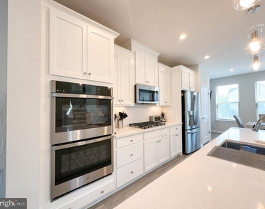 7012 Gladebrook Road - Photo Thumbnail 9