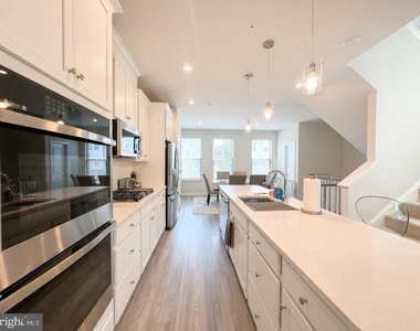 7012 Gladebrook Road - Photo Thumbnail 10