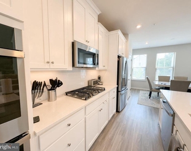 7012 Gladebrook Road - Photo Thumbnail 11