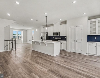 16100 Meadow Glenn Drive - Photo Thumbnail 8