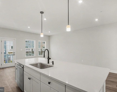 16100 Meadow Glenn Drive - Photo Thumbnail 6