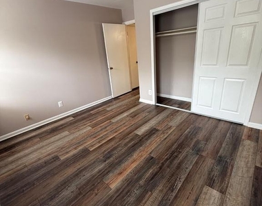 6032 Westchester Park Drive - Photo Thumbnail 8