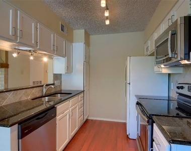 908 Poplar St - Photo Thumbnail 3