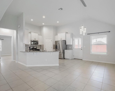 913 Medina Way - Photo Thumbnail 6