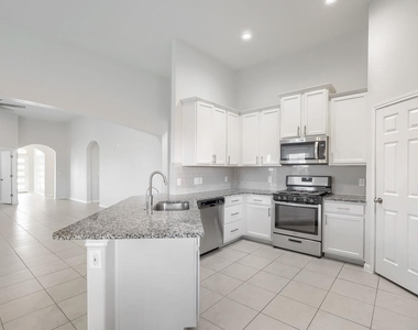 913 Medina Way - Photo Thumbnail 4