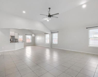 913 Medina Way - Photo Thumbnail 2