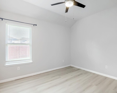 913 Medina Way - Photo Thumbnail 14
