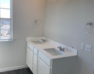 10104 Forest Grove Dr - Photo Thumbnail 9