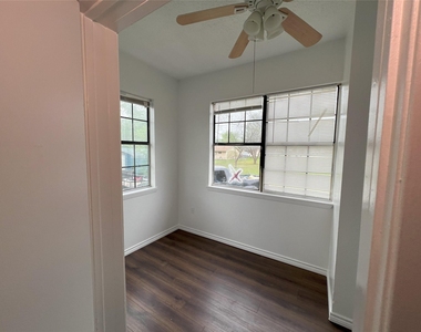 504 East St - Photo Thumbnail 13