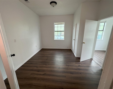 504 East St - Photo Thumbnail 8