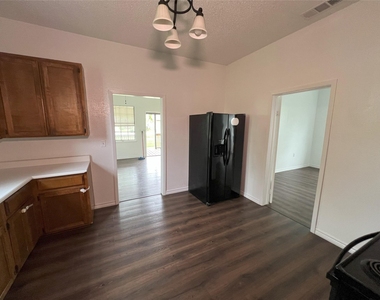 504 East St - Photo Thumbnail 4