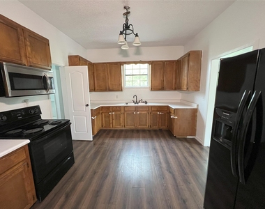 504 East St - Photo Thumbnail 2
