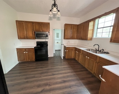 504 East St - Photo Thumbnail 3