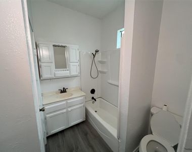 504 East St - Photo Thumbnail 6