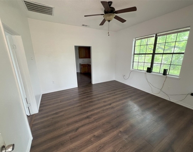 504 East St - Photo Thumbnail 11