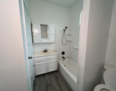 504 East St - Photo Thumbnail 7