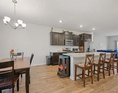 1837 Roslynhill Trail - Photo Thumbnail 10