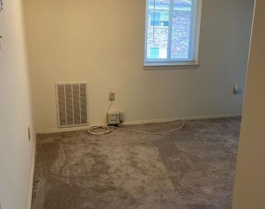 206 Victor Parkway - Photo Thumbnail 27