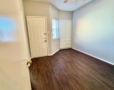 2818 Nueces St - Photo Thumbnail 6