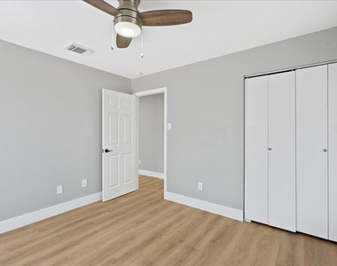3107 E 13th St - Photo Thumbnail 12