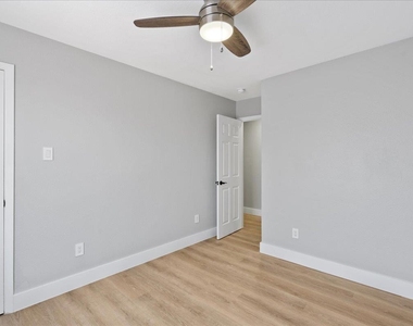3107 E 13th St - Photo Thumbnail 18