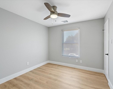 3107 E 13th St - Photo Thumbnail 17
