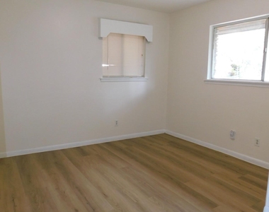 1708 Redd St - Photo Thumbnail 4