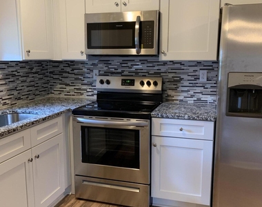 421 Parkwood Drive - Photo Thumbnail 3