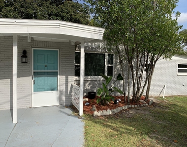 421 Parkwood Drive - Photo Thumbnail 2