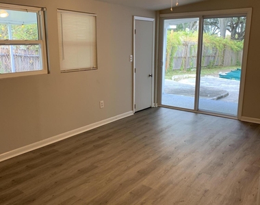 421 Parkwood Drive - Photo Thumbnail 18