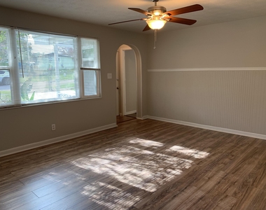 421 Parkwood Drive - Photo Thumbnail 8