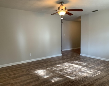 421 Parkwood Drive - Photo Thumbnail 7