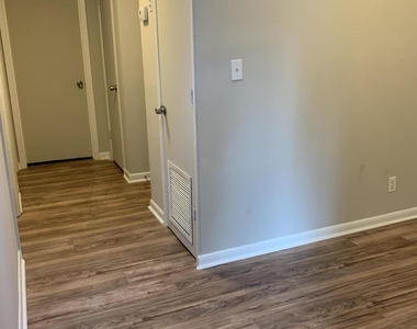 421 Parkwood Drive - Photo Thumbnail 6