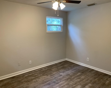 421 Parkwood Drive - Photo Thumbnail 14