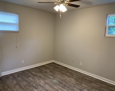 421 Parkwood Drive - Photo Thumbnail 15