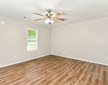 512 Chestnut Lane - Photo Thumbnail 4