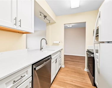 300 Johnson Ferry Road Ne - Photo Thumbnail 6