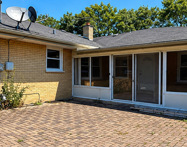 17140 University Avenue - Photo Thumbnail 13