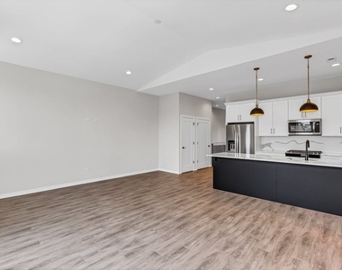 4906 S Saint Lawrence Avenue - Photo Thumbnail 3