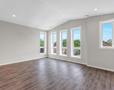 4906 S Saint Lawrence Avenue - Photo Thumbnail 4