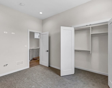 4906 S Saint Lawrence Avenue - Photo Thumbnail 11
