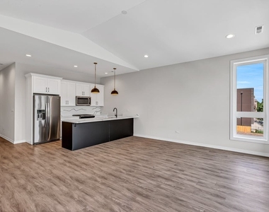 4906 S Saint Lawrence Avenue - Photo Thumbnail 5