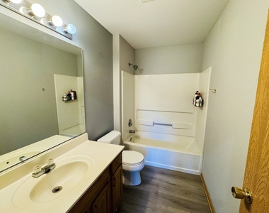 2123 Silverstone Drive - Photo Thumbnail 12