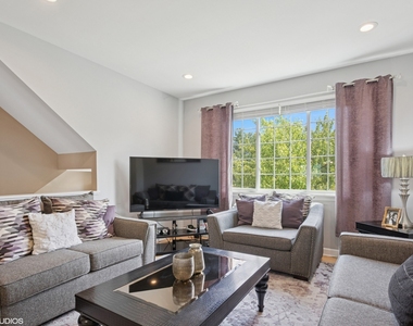 983 Mayfair Court - Photo Thumbnail 3