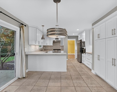 857 W Lanark Lane - Photo Thumbnail 14
