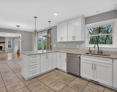857 W Lanark Lane - Photo Thumbnail 9