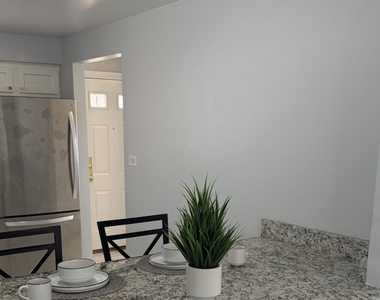 656 Saginaw Avenue - Photo Thumbnail 11
