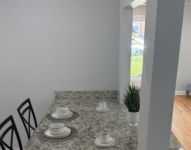 656 Saginaw Avenue - Photo Thumbnail 10
