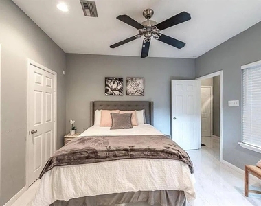 204 Marshall Street - Photo Thumbnail 2